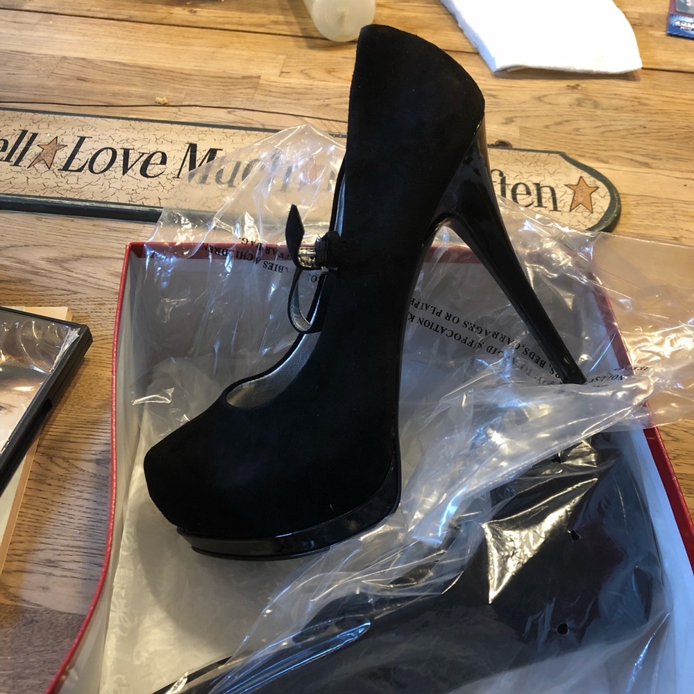 Shade guess pumps
